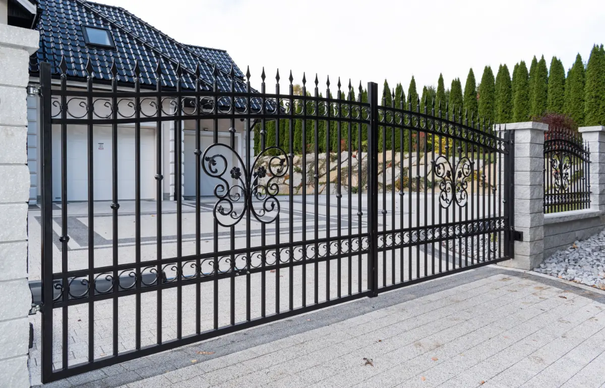 Metalowa furtka wejściowa – montaż w Krynicy-Zdroju