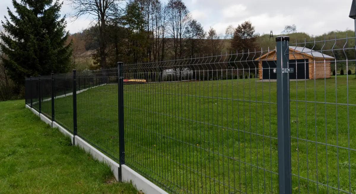 Ogrodzenie betonowe z panelami stalowymi – Nowy Sącz