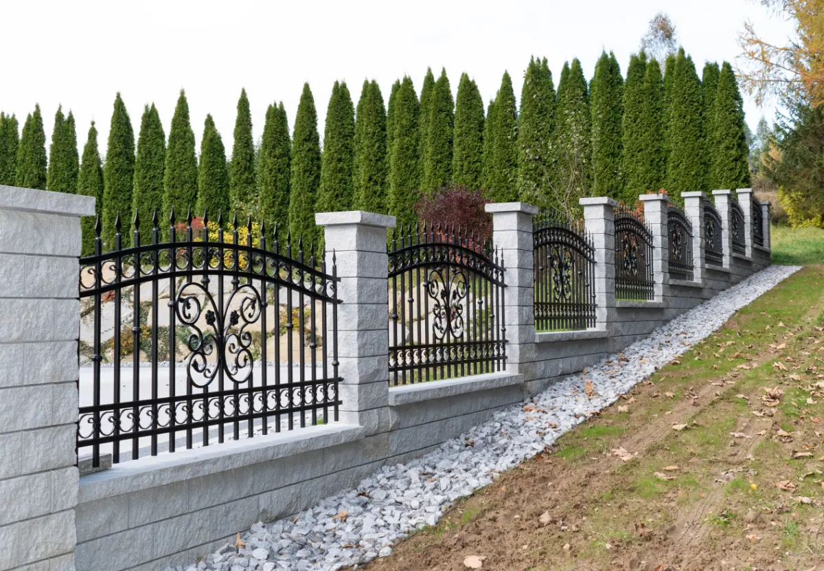 Kute ogrodzenie frontowe przy domu w Muszynie