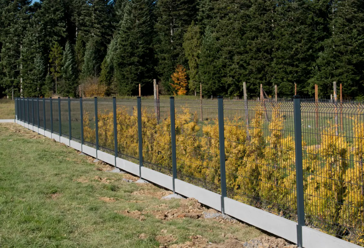 Panelowe ogrodzenie przy domu jednorodzinnym – Krynica-Zdrój